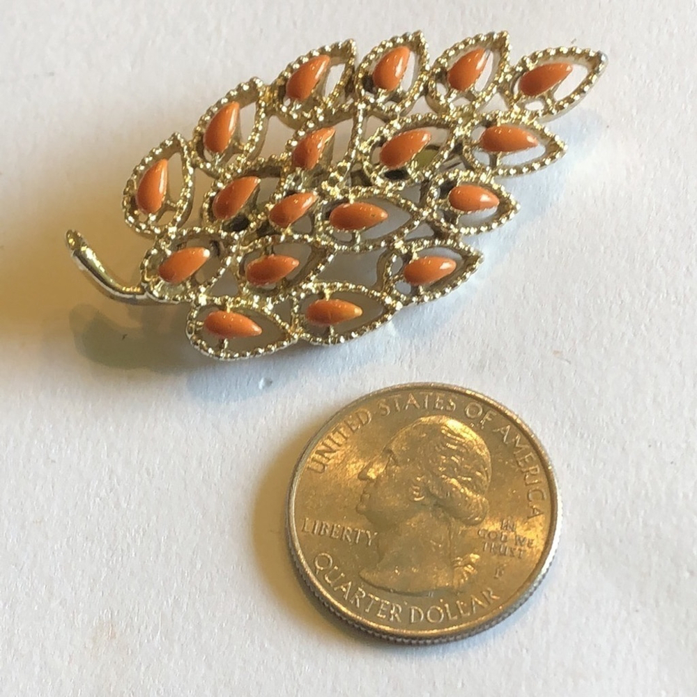 Gerry’s Vintage Light Gold Tone Enamel Leaf Brooch Shoulder Pin - Picture 3 of 6